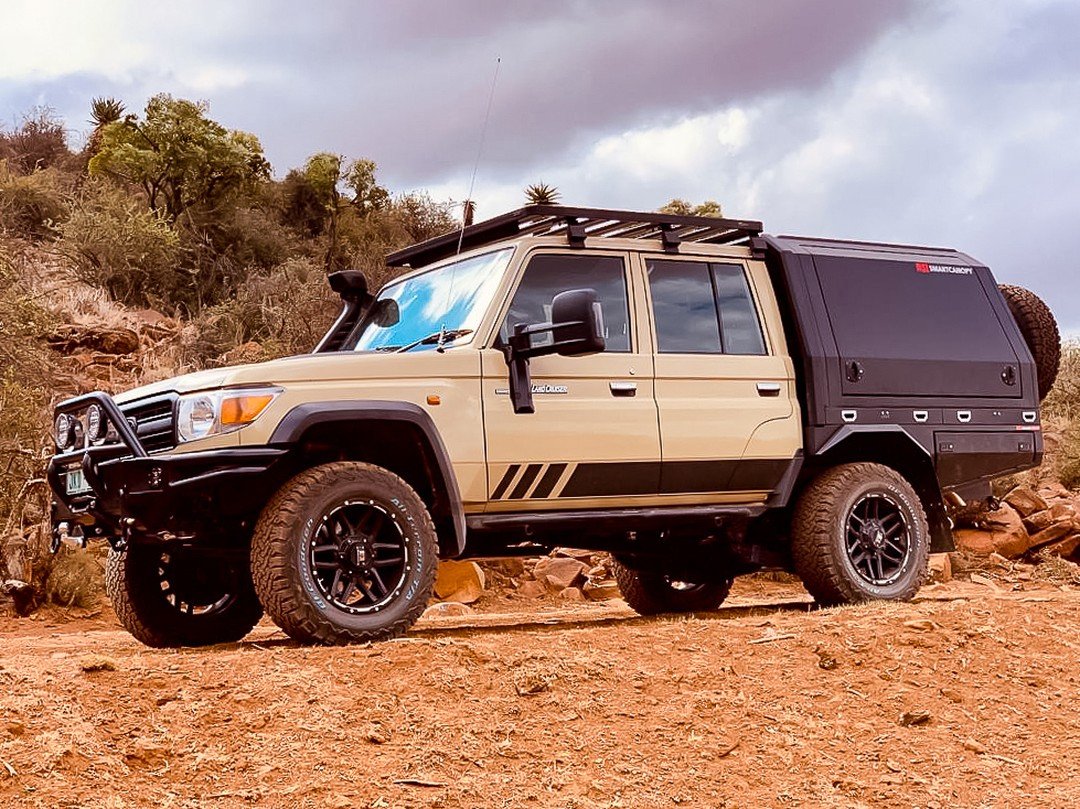 Equipped Land Cruiser on a rocky South African trail